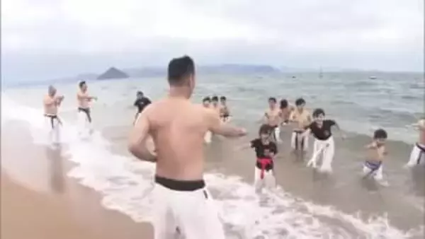 岡山県極真空手道連盟　渋川海水浴場で新春恒例の寒稽古【岡山】