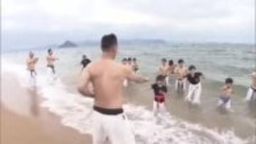 岡山県極真空手道連盟　渋川海水浴場で新春恒例の寒稽古
