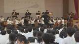 「指揮者になりきる体験も…高松市の小学校でプロのオーケストラによる演奏会【香川】」の画像1