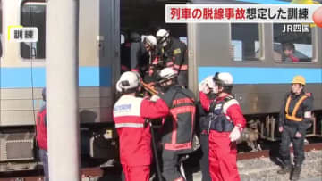 踏切内に侵入した車が列車が衝突、脱線…ＪＲ四国が高松市で脱線事故を想定した総合事故対策訓練【香川】