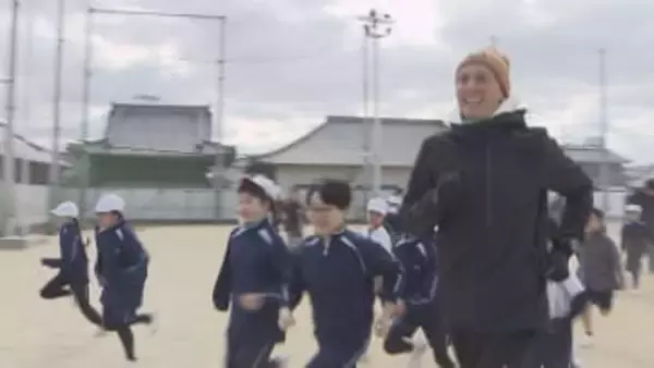 香川丸亀国際ハーフマラソンに出場　海外招待選手が小学生と交流　約２００人に走り方など指導【香川】