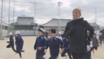 香川丸亀国際ハーフマラソンに出場　海外招待選手が小学生と交流　約２００人に走り方など指導【香川】
