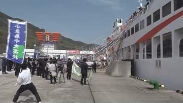 島の学校での日々を忘れないで…小豆島中央高「見送り会」異動で島離れる教師を紙テープでお見送り【香川】