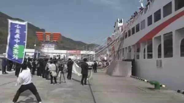 島の学校での日々を忘れないで…小豆島中央高「見送り会」異動で島離れる教師を紙テープでお見送り【香川】