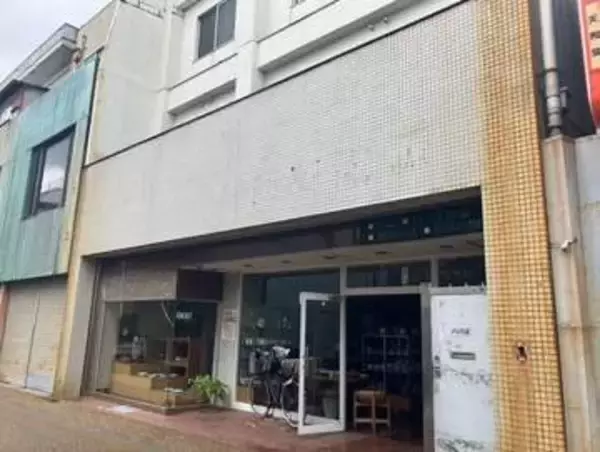 【続報】坂出市中心部　陶器店兼ねた住宅で火事　高齢の男女２人搬送　この家に住む７１歳女性死亡【香川】