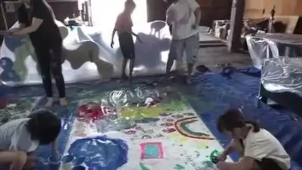 手や足で絵を描こう！子どもたちがアートに挑戦。小豆島のギャラリーでワークショップ【香川】