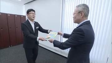 獣医師やＳＥなど県内５７種類の”おしごと”を紹介する「岡山おしごと本」を県教委に贈呈【岡山】