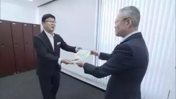 獣医師やＳＥなど県内５７種類の”おしごと”を紹介する「岡山おしごと本」を県教委に贈呈【岡山】