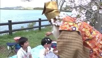 桜舞う季節にさぬき市の神社で「鎮花祭」平安絵巻さながらの光景の中…“花咲かじいさん”も紙吹雪【香川】