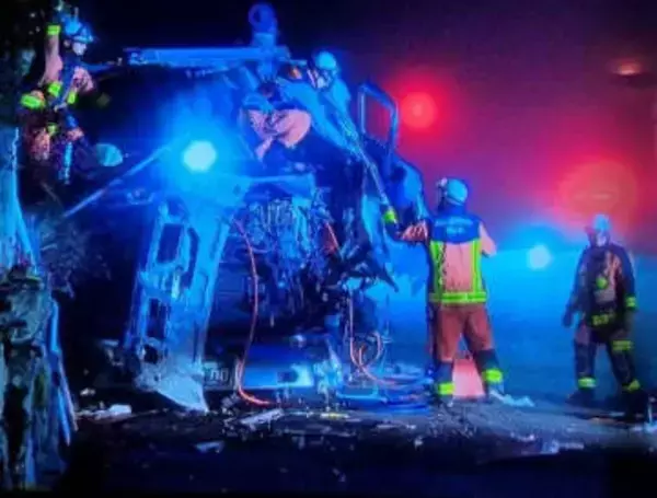 【速報】美咲町の県道で大型トラックが標識をなぎ倒し、住宅の石垣に衝突　６２歳の男性死亡　【岡山】