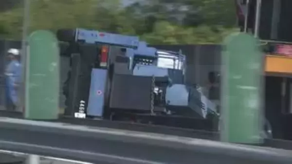丸亀市飯山町の高松自動車道下り線で高所作業車が走行中に横転　車運転の男性は無事【香川】