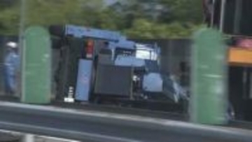 丸亀市飯山町の高松自動車道下り線で高所作業車が走行中に横転　車運転の男性は無事【香川】