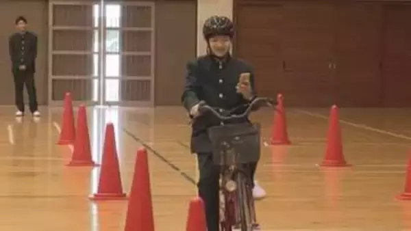 運転中の「ながらスマホ」はなぜ“危険”なのかを実体験…高松市で高校生対象の自転車交通安全教室【香川】