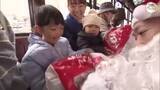 「待っていたのはサンタクロース！岡山市で「クリスマスプレゼント電車」が子供たちの夢を乗せ走る【岡山】」の画像1