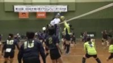 強烈なスパイク！巧みなレシーブ！ママさんたちが熱戦展開　丸亀市で香川県ママさんバレーボール大会開催