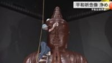 平和祈念像のほこりを払う「浄め」　新年に向けて平和への思い新たに