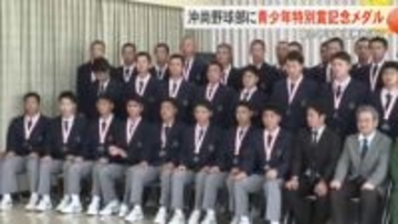 夏の甲子園優勝の沖縄尚学に那覇市が青少年特別賞メダル贈る
