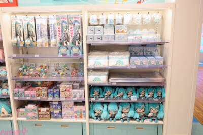 ホロライブや初音ミクにエスターバニーなど日本の「Kawaii」が満載！ 6つの専門店が展開する「キデイランド オモカド店」フォトレポート