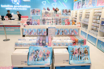 ホロライブや初音ミクにエスターバニーなど日本の「Kawaii」が満載！ 6つの専門店が展開する「キデイランド オモカド店」フォトレポート