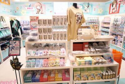 ホロライブや初音ミクにエスターバニーなど日本の「Kawaii」が満載！ 6つの専門店が展開する「キデイランド オモカド店」フォトレポート