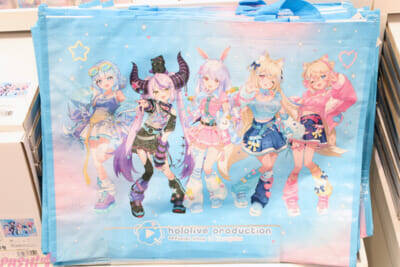 ホロライブや初音ミクにエスターバニーなど日本の「Kawaii」が満載！ 6つの専門店が展開する「キデイランド オモカド店」フォトレポート