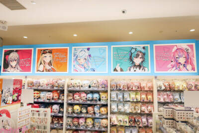 ホロライブや初音ミクにエスターバニーなど日本の「Kawaii」が満載！ 6つの専門店が展開する「キデイランド オモカド店」フォトレポート