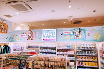ホロライブや初音ミクにエスターバニーなど日本の「Kawaii」が満載！ 6つの専門店が展開する「キデイランド オモカド店」フォトレポート