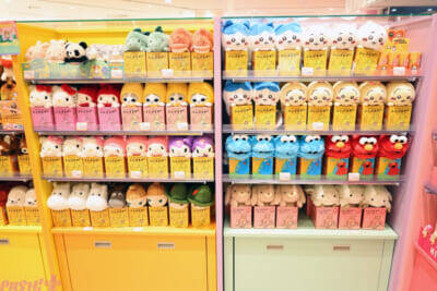 ホロライブや初音ミクにエスターバニーなど日本の「Kawaii」が満載！ 6つの専門店が展開する「キデイランド オモカド店」フォトレポート