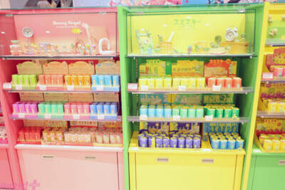 ホロライブや初音ミクにエスターバニーなど日本の「Kawaii」が満載！ 6つの専門店が展開する「キデイランド オモカド店」フォトレポート