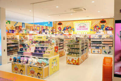 ホロライブや初音ミクにエスターバニーなど日本の「Kawaii」が満載！ 6つの専門店が展開する「キデイランド オモカド店」フォトレポート