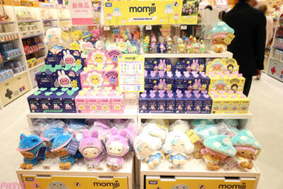 ホロライブや初音ミクにエスターバニーなど日本の「Kawaii」が満載！ 6つの専門店が展開する「キデイランド オモカド店」フォトレポート