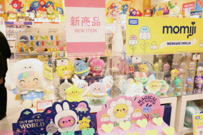 ホロライブや初音ミクにエスターバニーなど日本の「Kawaii」が満載！ 6つの専門店が展開する「キデイランド オモカド店」フォトレポート
