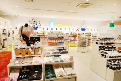 ホロライブや初音ミクにエスターバニーなど日本の「Kawaii」が満載！ 6つの専門店が展開する「キデイランド オモカド店」フォトレポート