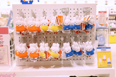 ホロライブや初音ミクにエスターバニーなど日本の「Kawaii」が満載！ 6つの専門店が展開する「キデイランド オモカド店」フォトレポート