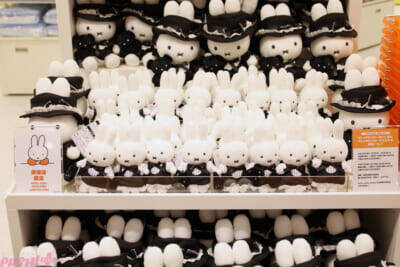 ホロライブや初音ミクにエスターバニーなど日本の「Kawaii」が満載！ 6つの専門店が展開する「キデイランド オモカド店」フォトレポート