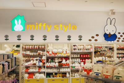 ホロライブや初音ミクにエスターバニーなど日本の「Kawaii」が満載！ 6つの専門店が展開する「キデイランド オモカド店」フォトレポート