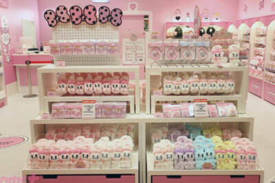 ホロライブや初音ミクにエスターバニーなど日本の「Kawaii」が満載！ 6つの専門店が展開する「キデイランド オモカド店」フォトレポート