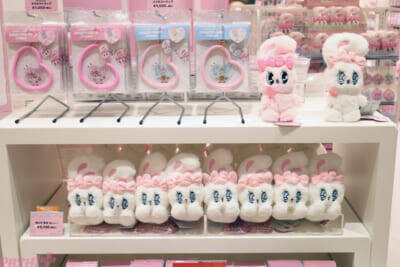 ホロライブや初音ミクにエスターバニーなど日本の「Kawaii」が満載！ 6つの専門店が展開する「キデイランド オモカド店」フォトレポート