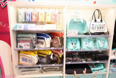 ホロライブや初音ミクにエスターバニーなど日本の「Kawaii」が満載！ 6つの専門店が展開する「キデイランド オモカド店」フォトレポート