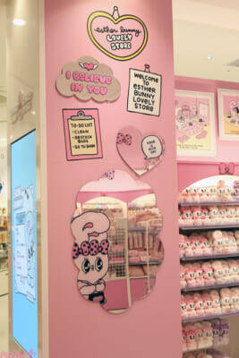 ホロライブや初音ミクにエスターバニーなど日本の「Kawaii」が満載！ 6つの専門店が展開する「キデイランド オモカド店」フォトレポート