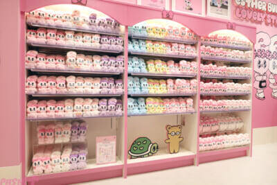 ホロライブや初音ミクにエスターバニーなど日本の「Kawaii」が満載！ 6つの専門店が展開する「キデイランド オモカド店」フォトレポート