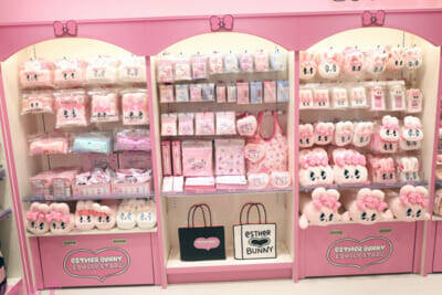 ホロライブや初音ミクにエスターバニーなど日本の「Kawaii」が満載！ 6つの専門店が展開する「キデイランド オモカド店」フォトレポート