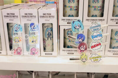 ホロライブや初音ミクにエスターバニーなど日本の「Kawaii」が満載！ 6つの専門店が展開する「キデイランド オモカド店」フォトレポート