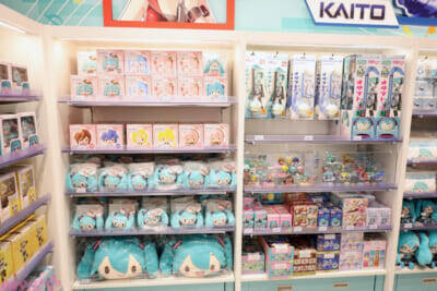 ホロライブや初音ミクにエスターバニーなど日本の「Kawaii」が満載！ 6つの専門店が展開する「キデイランド オモカド店」フォトレポート