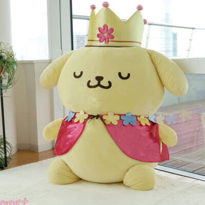 【サンリオ】ポムポムプリンのもちもちボディに癒される…！ 全長約105cmの超巨大クッション『すべて受け入れるポムポムプリン』が30周年を記念して待望の復活
