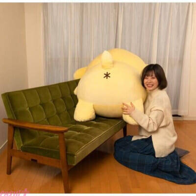 【サンリオ】ポムポムプリンのもちもちボディに癒される…！ 全長約105cmの超巨大クッション『すべて受け入れるポムポムプリン』が30周年を記念して待望の復活