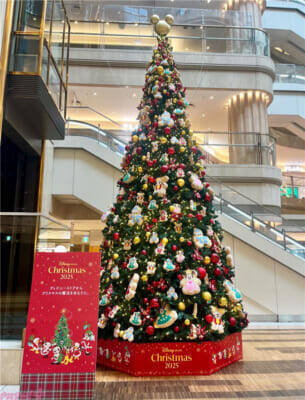 ディズニーストアでクリスマスシーズンを盛り上げるイベントが実施！ スペシャル店舗装飾や、きらきら輝く冬にぴったりのぬいぐるみシリーズも登場