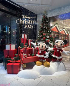ディズニーストアでクリスマスシーズンを盛り上げるイベントが実施！ スペシャル店舗装飾や、きらきら輝く冬にぴったりのぬいぐるみシリーズも登場