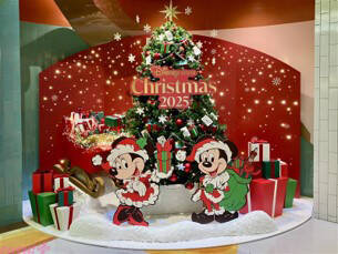 ディズニーストアでクリスマスシーズンを盛り上げるイベントが実施！ スペシャル店舗装飾や、きらきら輝く冬にぴったりのぬいぐるみシリーズも登場