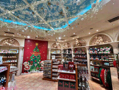ディズニーストアでクリスマスシーズンを盛り上げるイベントが実施！ スペシャル店舗装飾や、きらきら輝く冬にぴったりのぬいぐるみシリーズも登場